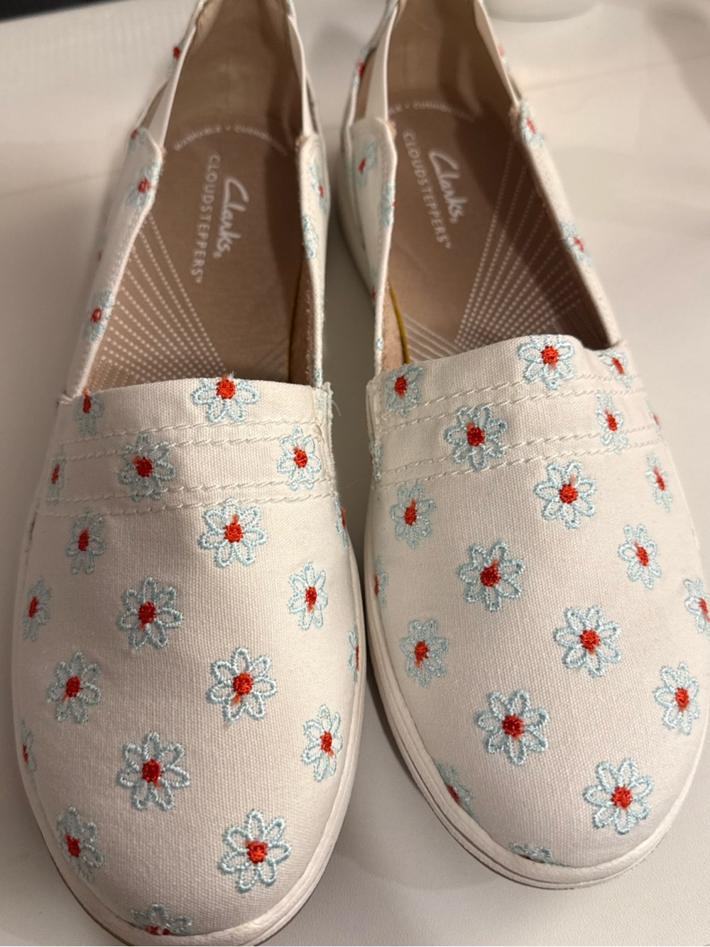 Clarks Cloudsteppers Canvas Slip-Ons Breeze Step White Daisy size8.5 NWB